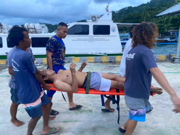 Ditpolairud Polda NTB Berikan Pelayanan Cepat Evakuasi Warga Terpeleset di Gili Trawangan