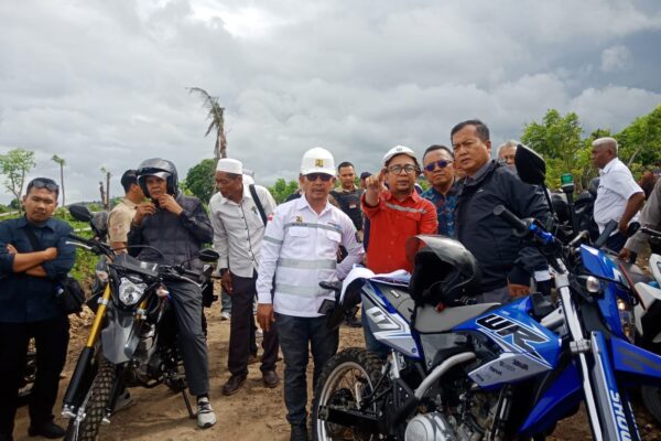 Kunker ke Sumbawa, Gubernur NTB, Susuri Jalan Penghubung Pakai Motor Trail