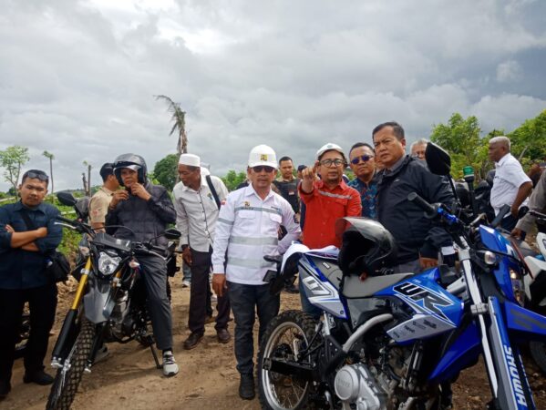 Kunker ke Sumbawa, Gubernur NTB, Susuri Jalan Penghubung Pakai Motor Trail