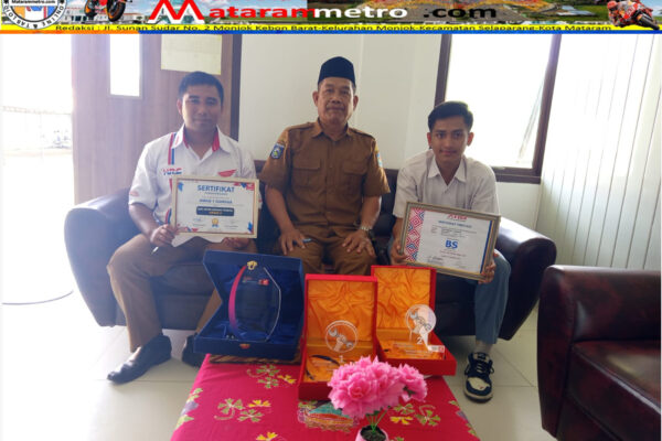 Guru pendamping SMKN 1 Gangga Salahuddin Al Ayyubi, S.Pd., H.Lalu Rodi Karyawan, S.Pd., M.Pd.,Kepala SMKN 1 Gangga, dan Sang Duta SMKN 1 Gangga, Lalu Yusran Arifin siswa kelas XII jurusan Tekhnik Sepeda Motor