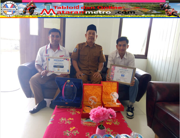 Guru pendamping SMKN 1 Gangga Salahuddin Al Ayyubi, S.Pd., H.Lalu Rodi Karyawan, S.Pd., M.Pd.,Kepala SMKN 1 Gangga, dan Sang Duta SMKN 1 Gangga, Lalu Yusran Arifin siswa kelas XII jurusan Tekhnik Sepeda Motor