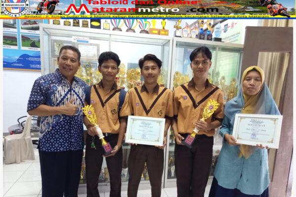 Kepala SMKN 2 Selong H.Sahlan, S.Pd., M.Pd., 3 perwakilan Table Set Up SMKN 2 Selong, M. Haikal, Jihan Farid Wahyudi, dan Budiman Wahyu Saputra, masing masing kelas XI Perhotelan, dan Handayani, S.Pd., guru pendamping sang juara, bersama piala kebanggaan, Sabtu (7 Februari 2026)