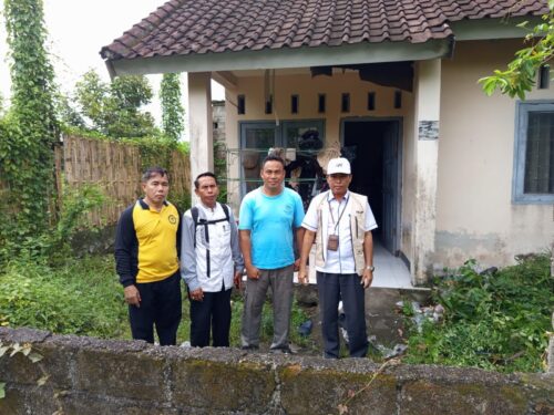 Tim FKJP penyintas, bersama dr. Supardi, dan Syahrul tetangga yang peduli