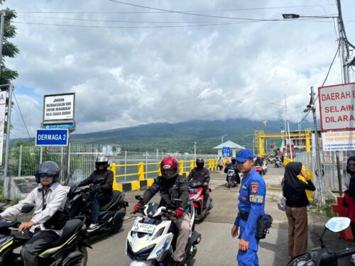 Kapal Polisi XXI-1002 Amankan Aktivitas Bongkar Muat Penumpang di Pelabuhan Khayangan Jelang Libur Imlek 2026