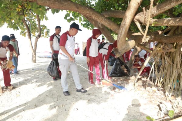 Kapolda NTB Pimpin Aksi Bersih Pantai di Tanjung Aan, Dorong Kepedulian Lingkungan