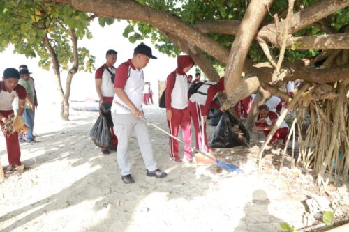 Kapolda NTB Pimpin Aksi Bersih Pantai di Tanjung Aan, Dorong Kepedulian Lingkungan