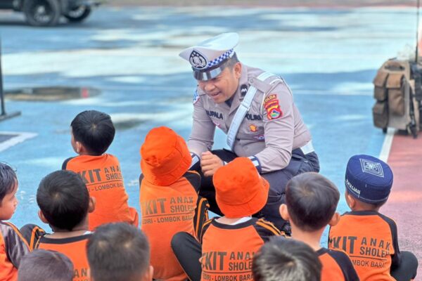 Tanamkan Keselamatan Sejak Dini, Ditlantas Polda NTB Edukasi Siswa SD di Lapangan Bhara Daksa