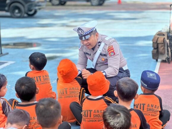Tanamkan Keselamatan Sejak Dini, Ditlantas Polda NTB Edukasi Siswa SD di Lapangan Bhara Daksa