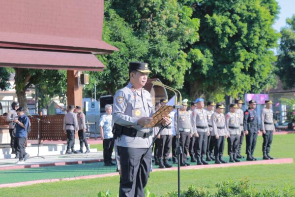 Kapolda NTB Pimpin Upacara Hari Kesadaran Nasional, Beri Penghargaan kepada Personel Berprestasi