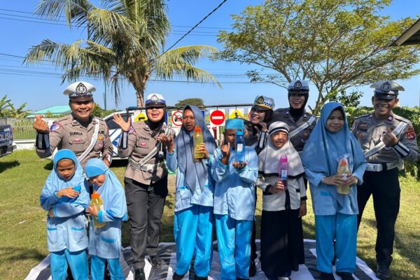 Edukasi Lalu Lintas  Dini, Polisi Bekali Siswa SLBN 3 Mataram