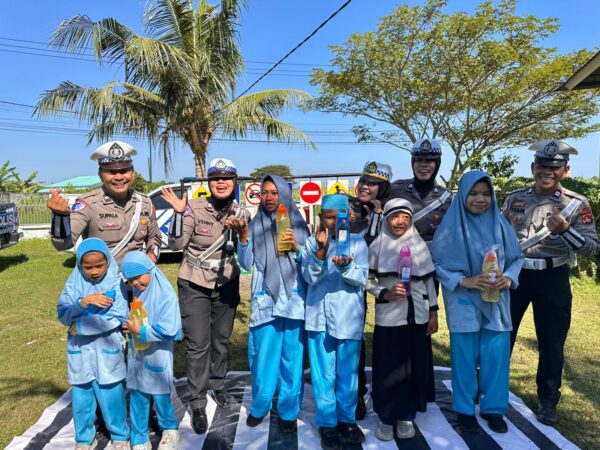 Edukasi Lalu Lintas  Dini, Polisi Bekali Siswa SLBN 3 Mataram