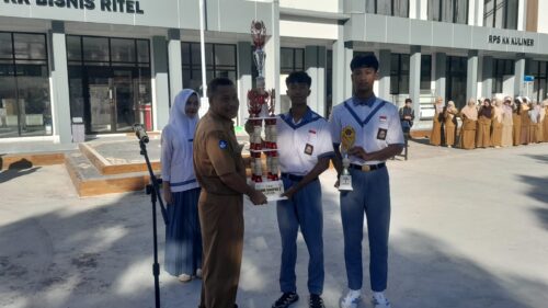 Upacara Simbolis Penyerahan Piala Juara 1 LOBB dan Juara harapan 2 Best Danton Logika Satu Dekade oleh Siswa kepada Kepala SMKN 2 Selong