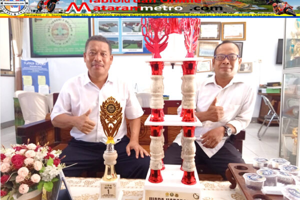 Kepala SMKN 2 Selong H. Sahlan, S.Pd., M.Pd., mendampingi Guru pendamping regu Paskibra SMKN 2 Selong Ahmad Hadi, S.Com., dengan Piala Juara 1 LOBB dan Juara harapan 2 Best Danton Logika Satu Dekade. Rabu (6 Mei 2026)