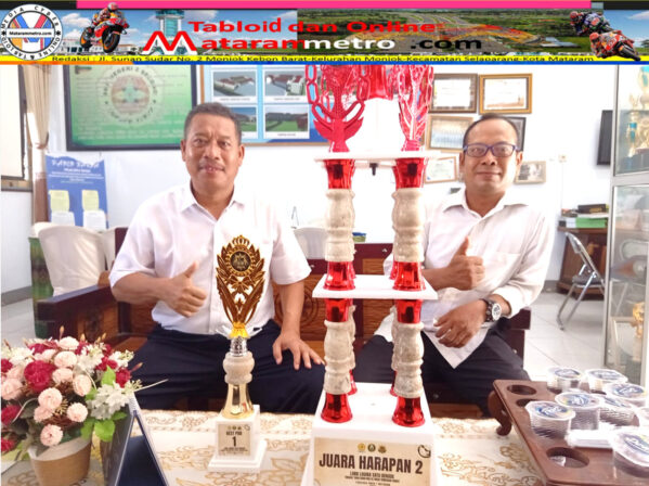 Kepala SMKN 2 Selong H. Sahlan, S.Pd., M.Pd., mendampingi Guru pendamping regu Paskibra SMKN 2 Selong Ahmad Hadi, S.Com., dengan Piala Juara 1 LOBB dan Juara harapan 2 Best Danton Logika Satu Dekade. Rabu (6 Mei 2026)