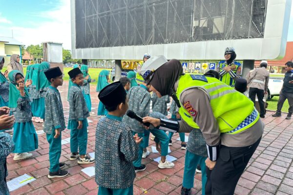 Dit Lantas Polda NTB Gelar Edukasi Lalu Lintas dan Perlindungan Anak Usia Dini bagi Siswa SD IT Yarla Batujai