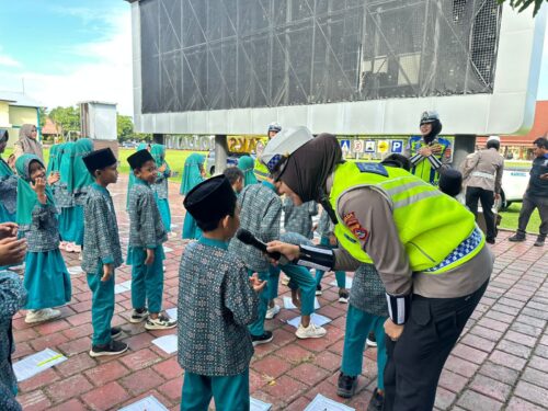 Dit Lantas Polda NTB Gelar Edukasi Lalu Lintas dan Perlindungan Anak Usia Dini bagi Siswa SD IT Yarla Batujai