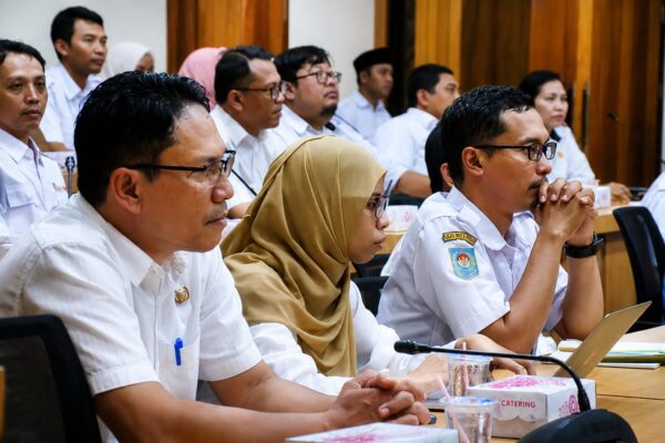 n kemampuan membangun kolaborasi,” jelasnya. Sementara itu, Asisten Deputi Koordinasi Penerapan Transformasi Digital Pemerintah KemenPAN-RB, Mohammad Averrouce, mengapresiasi langkah proaktif Pemerintah Provinsi NTB dalam mempercepat implementasi SPBE dan pemerintah digital di daerah. Menurutnya, arah kebijakan nasional saat ini tidak lagi hanya mendorong digitalisasi layanan, tetapi membangun ekosistem pemerintahan digital yang terintegrasi dan interoperabel. “Jangan sampai setiap dinas memiliki aplikasi sendiri-sendiri yang tidak saling terhubung. Fokus kita sekarang adalah integrasi,” tegasnya. Melalui percepatan transformasi digital tersebut, Pemerintah Provinsi NTB berharap kualitas pelayanan publik semakin cepat, efektif, dan mampu menjangkau masyarakat secara lebih luas di era digital.