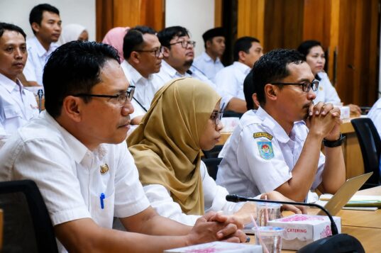 n kemampuan membangun kolaborasi,” jelasnya. Sementara itu, Asisten Deputi Koordinasi Penerapan Transformasi Digital Pemerintah KemenPAN-RB, Mohammad Averrouce, mengapresiasi langkah proaktif Pemerintah Provinsi NTB dalam mempercepat implementasi SPBE dan pemerintah digital di daerah. Menurutnya, arah kebijakan nasional saat ini tidak lagi hanya mendorong digitalisasi layanan, tetapi membangun ekosistem pemerintahan digital yang terintegrasi dan interoperabel. “Jangan sampai setiap dinas memiliki aplikasi sendiri-sendiri yang tidak saling terhubung. Fokus kita sekarang adalah integrasi,” tegasnya. Melalui percepatan transformasi digital tersebut, Pemerintah Provinsi NTB berharap kualitas pelayanan publik semakin cepat, efektif, dan mampu menjangkau masyarakat secara lebih luas di era digital.