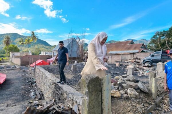 Wagub NTB Terjun di Tengah Korban Kebakaran Desa Lido