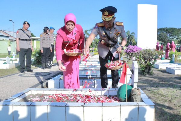 Sambut Hari Bhayangkara ke-80, Kapolda NTB Pimpin Ziarah dan Tabur Bunga di TMP Majeluk