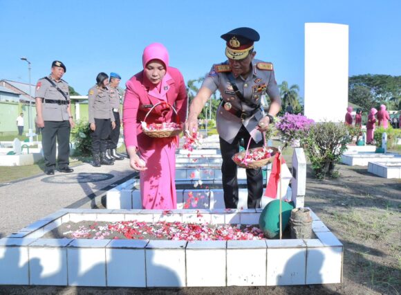 Sambut Hari Bhayangkara ke-80, Kapolda NTB Pimpin Ziarah dan Tabur Bunga di TMP Majeluk