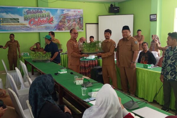 Penyerahan bibit cabai secara simbolis oleh Kepala Dinas Pertanian dan Ketahanan Pangan Provinsi NTB, Lalu Mirza Amir Hamzah B., SP., MM., didampingi Kepala SMKPPN Mataram, Sugiarta ,S.Pi, M.Pd, M.Si, kepada perwakilan peserta pelatihan, (Senin, 13 Juli 2026)