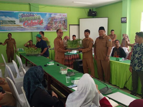 Penyerahan bibit cabai secara simbolis oleh Kepala Dinas Pertanian dan Ketahanan Pangan Provinsi NTB, Lalu Mirza Amir Hamzah B., SP., MM., didampingi Kepala SMKPPN Mataram, Sugiarta ,S.Pi, M.Pd, M.Si, kepada perwakilan peserta pelatihan, (Senin, 13 Juli 2026)