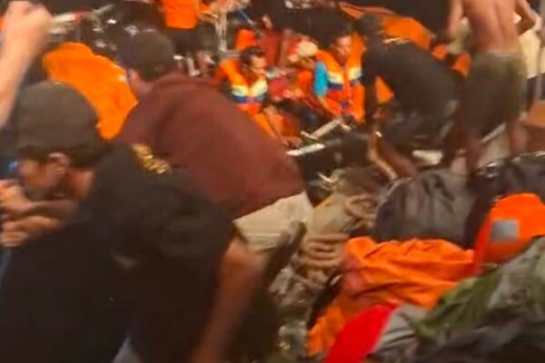 Seluruh Penumpang Selamat, Tim Gabungan Evakuasi Kapal Wisata KM Armada Mulia yang Mengalami Kecelakaan Laut di Perairan Bima