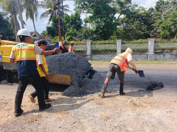 Baru Dibentuk, TRC Infrastruktur NTB Langsung Bergerak Perbaiki Jalan Kuripan–Kediri
