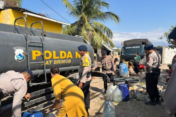 Brimob Polda NTB Salurkan Air Bersih untuk Warga Terdampak Kekeringan di Kota Bima